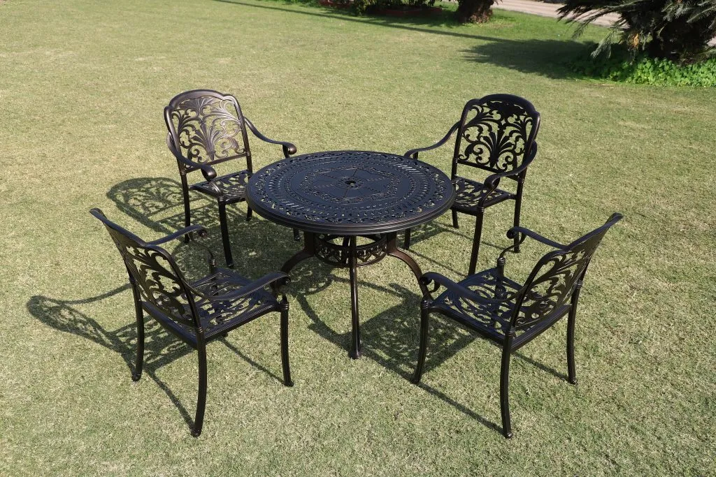 4 Crown Chair Set With Casting Table