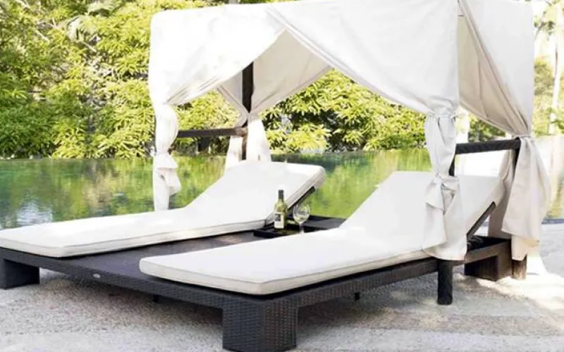 U N Me Lounger